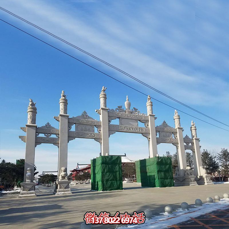 新款汉白玉牌坊，美观而古朴的石六柱，为寺院和景区增添灵气