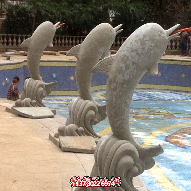 海边的精美石雕雕塑，让海豚伴你一起享受美食