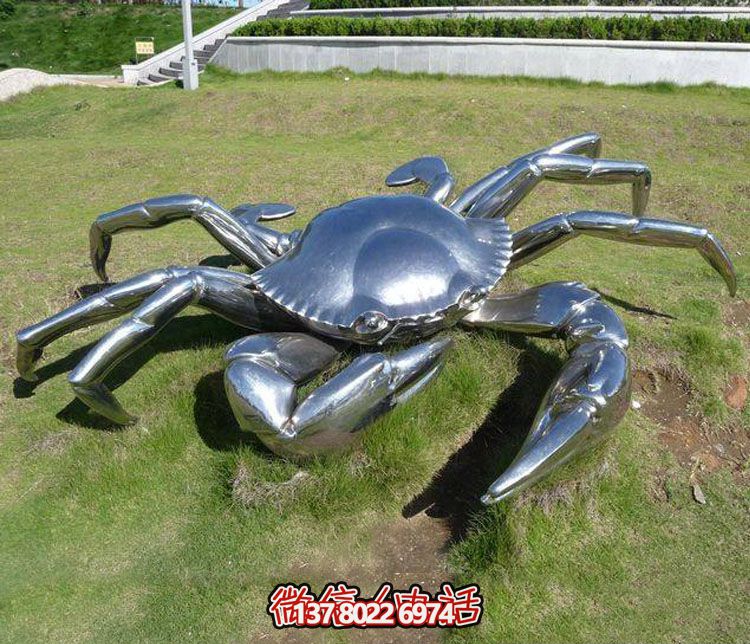 创意螃蟹不锈钢雕塑摆放于草地上