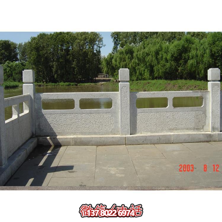 精美青石围栏完美环绕公园景区