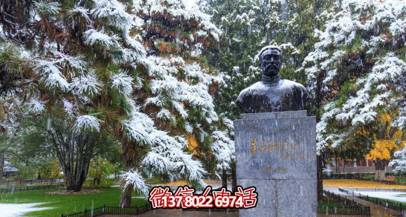 李大钊铜雕胸像，传承户外园林名人文化