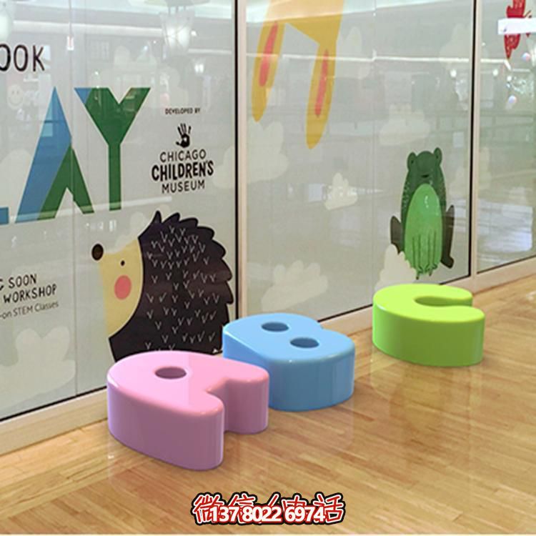 商场创意不锈钢彩绘字母座椅雕塑