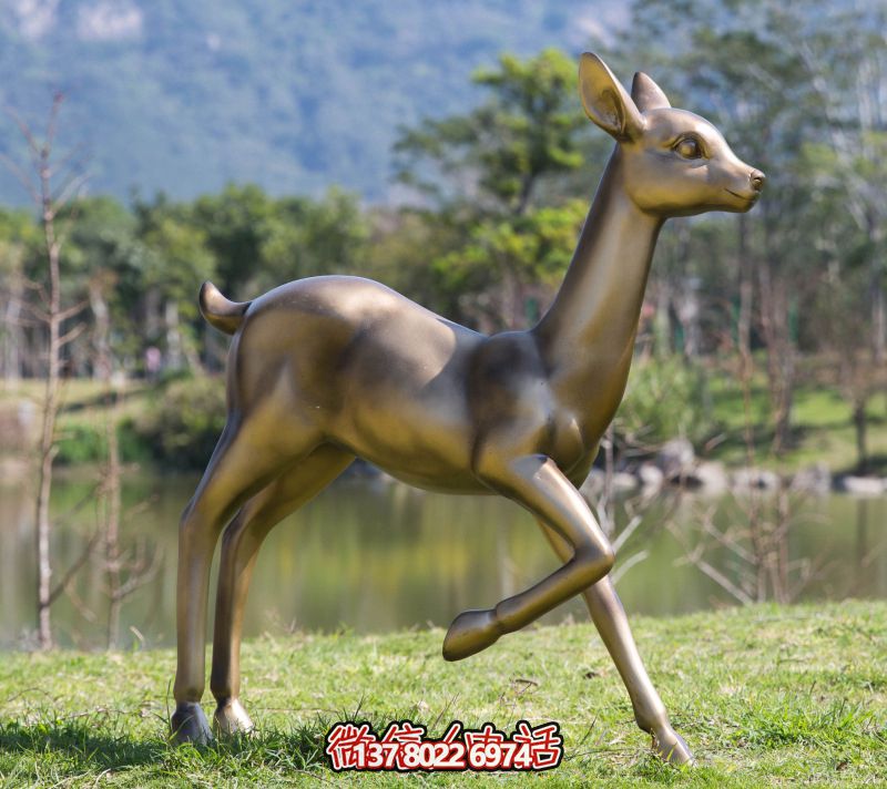 玻璃钢雕刻仿梅花鹿雕塑，为池塘草坪添彩