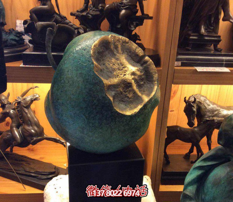 美丽宁静，自然绿意——欣赏公园铜雕景观，享受一口新鲜苹果