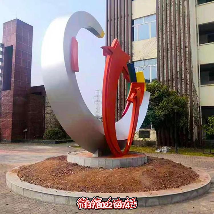 精致不锈钢月牙雕塑，打造现代都市景观