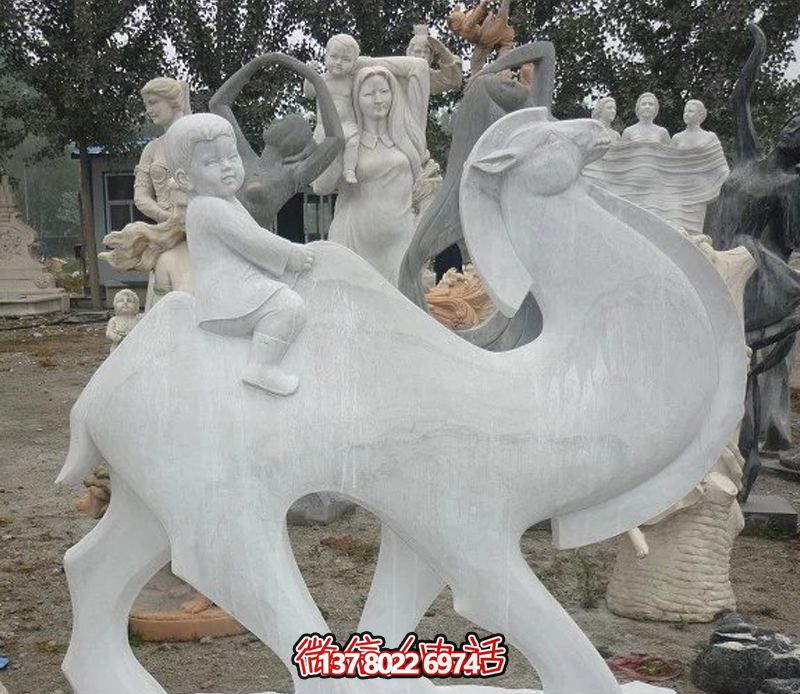 汉白玉骆驼雕塑，点缀公园里的抽象风情