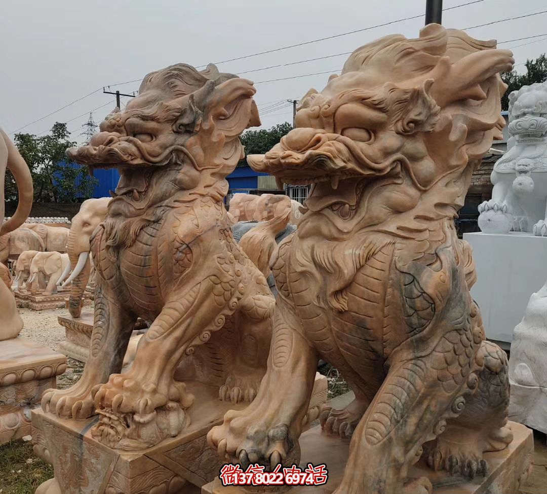大型黄蜡石麒麟雕塑，点缀广场景观