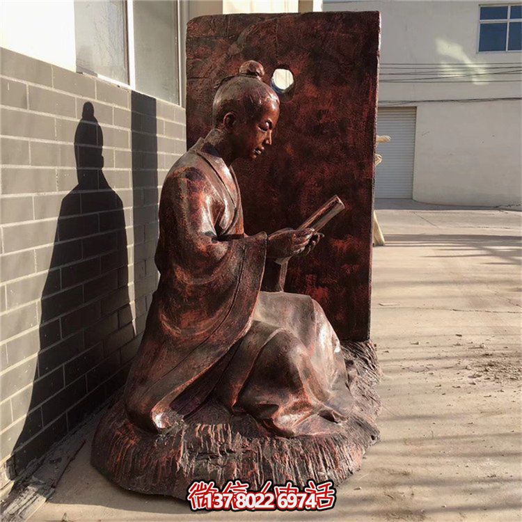 创意铜雕凿人物看书借光雕塑，点亮景区美好氛围