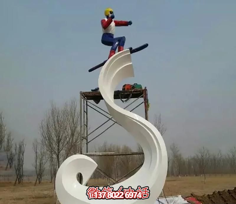 彩绘不锈钢雕塑，把滑雪运动主题人物雕刻到广场上