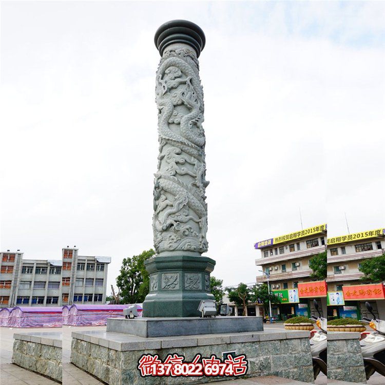 大理石浮雕龙柱，点缀校园广场