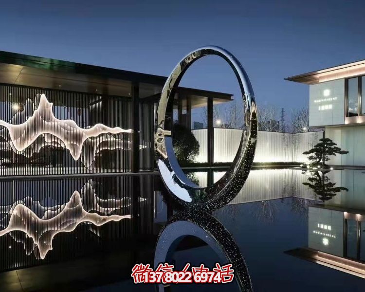 不锈钢圆环雕塑，点缀园林别墅水池