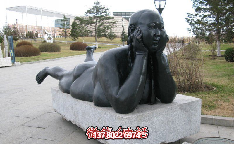 公园美景铜雕雕塑与胖女孩的趴趴着