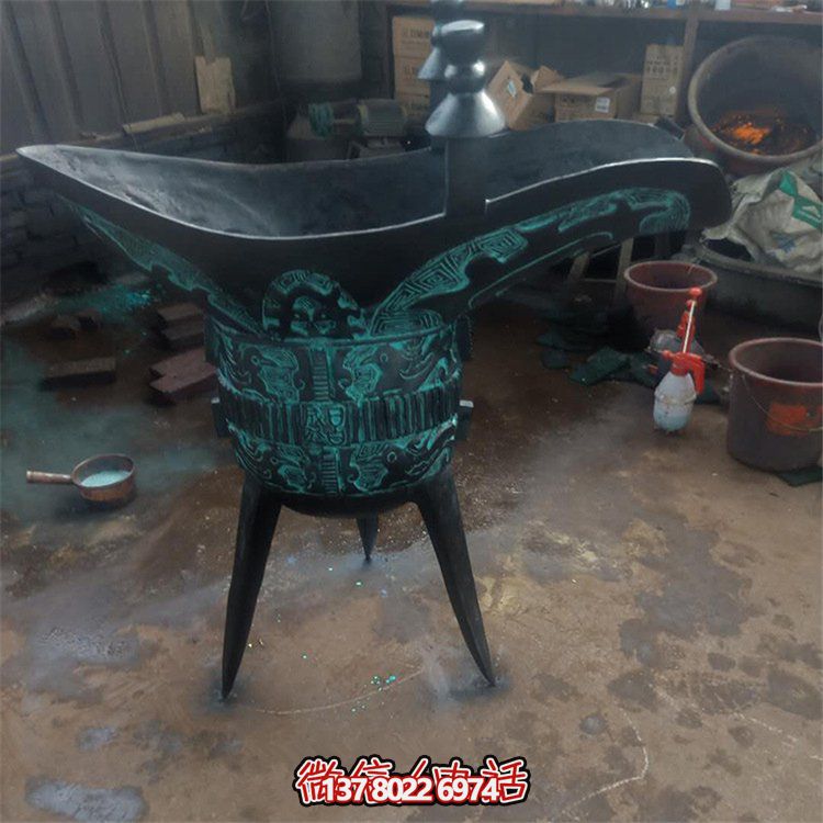 青铜仿古器皿，景观雕塑摆放，点缀景区园林