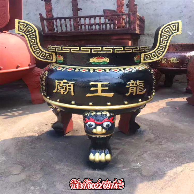 精美彩绘金漆圆形香炉，为寺庙添彩