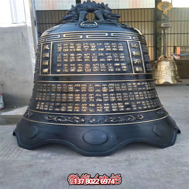 古老青铜漆挂钟精美雕塑