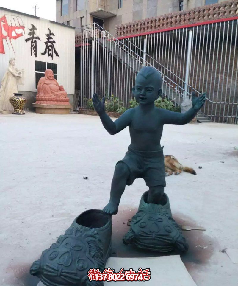 青铜创意穿虎头鞋儿童雕塑