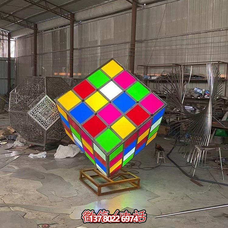 不锈钢彩绘魔方景观雕塑，点缀校园广场