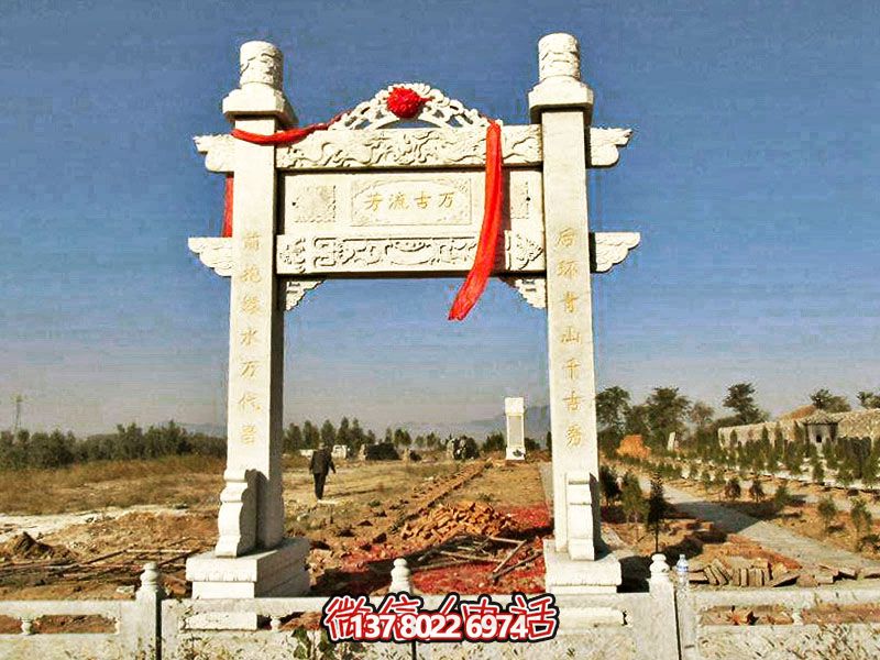花岗岩简易牌坊，摆放石墓地