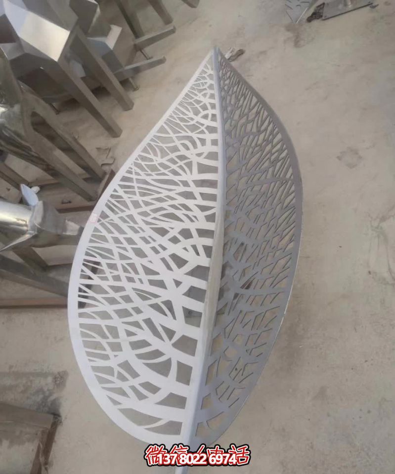 不锈钢树叶雕塑，给医院艺术造型带来绚丽美观