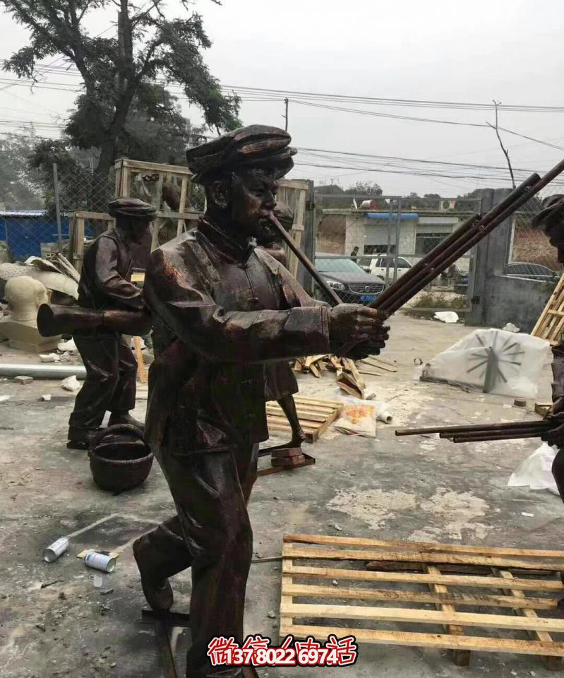 少数民族铜雕吹奏乐器