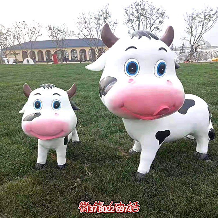 装点户外广场的温馨小奶牛玻璃钢雕塑
