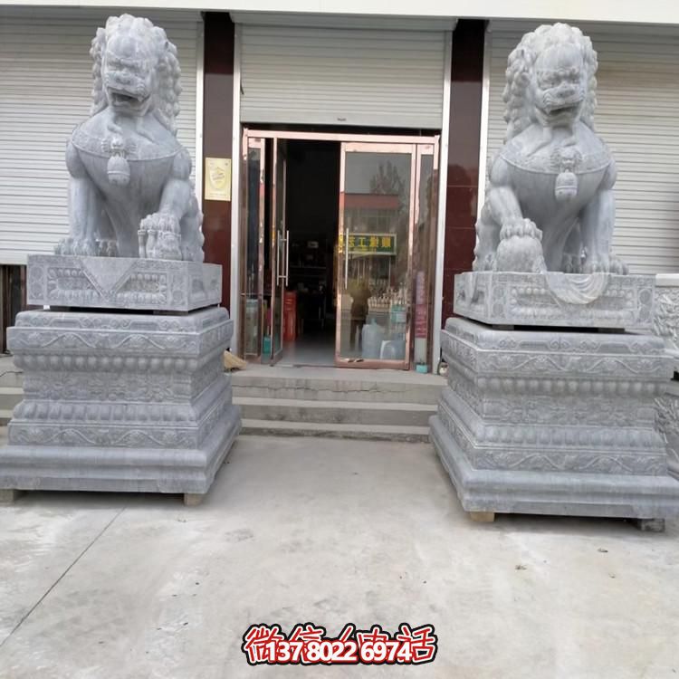 天然青石狮子雕塑，点缀景区大门