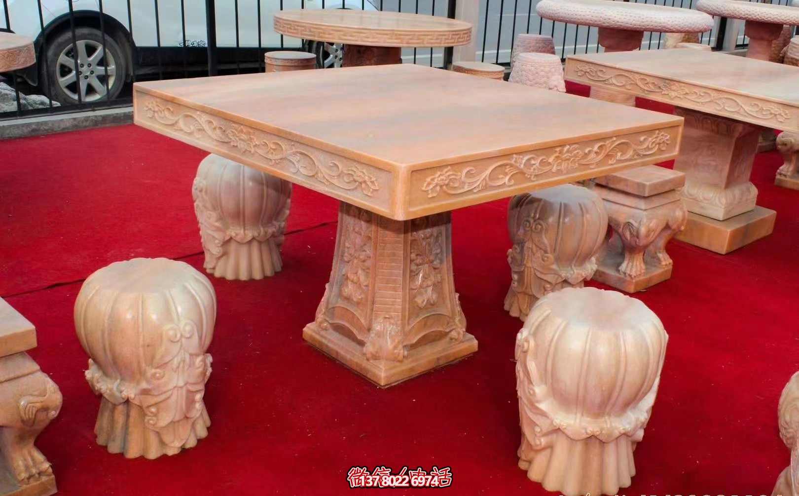 红色方形石桌凳，欣赏晚霞雕塑，点亮花园广场