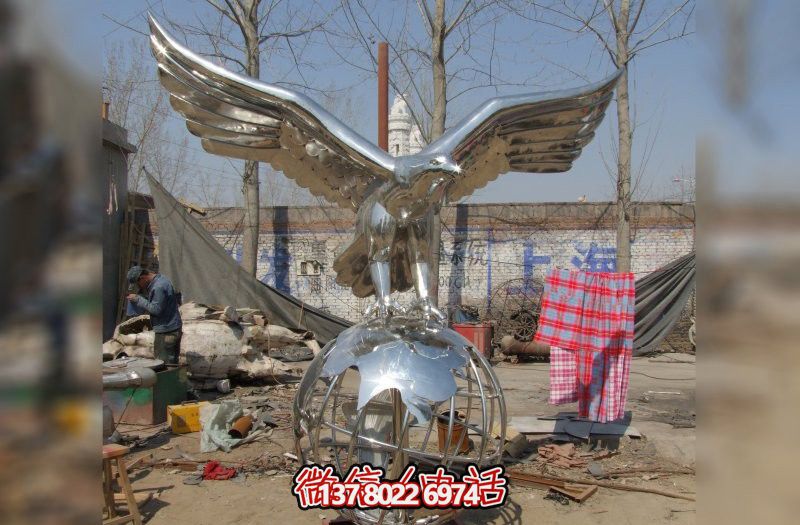 休息时刻，欣赏不锈钢老鹰雕塑