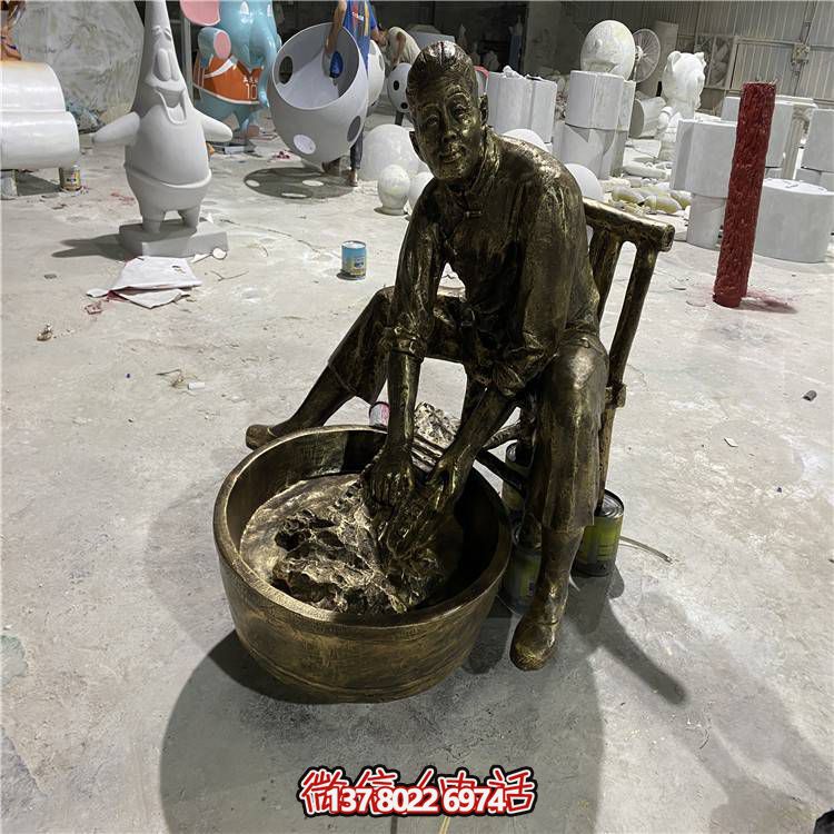玻璃钢仿铜民俗小品洗衣人物雕塑