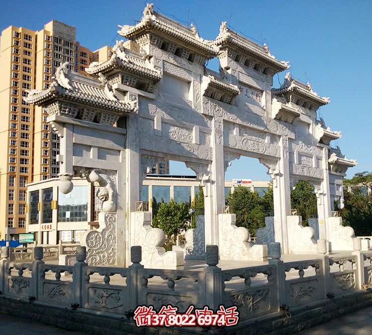 精美石雕牌坊，给城市的小区增添了一抹精致的文化气息