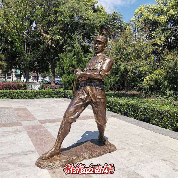仿铜双手端机器扫射八路军战士玻璃钢塑像