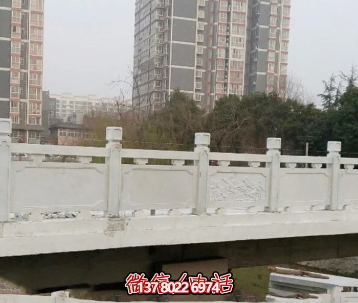 汉白玉镶嵌栏杆，雕塑点缀美丽小区公园