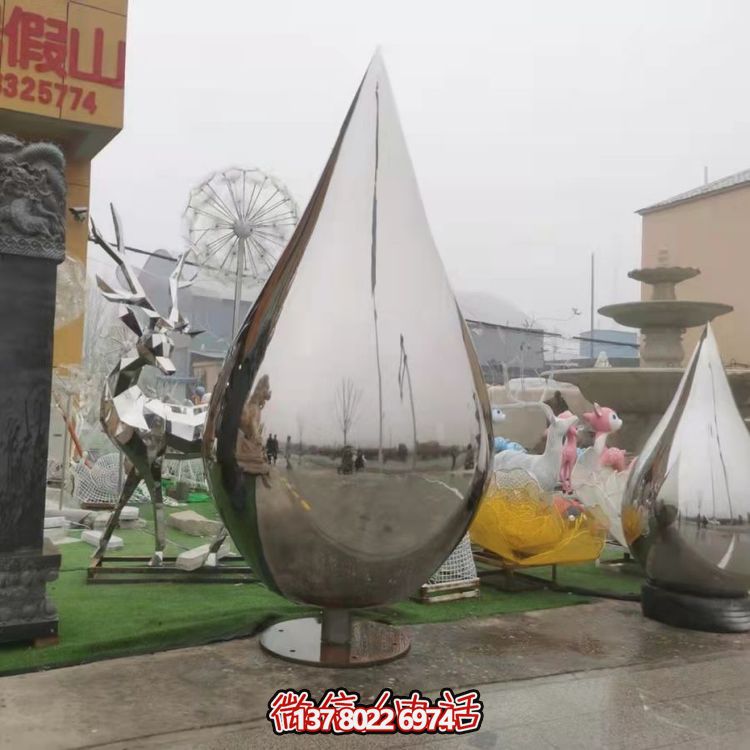 大型不锈钢水滴雕塑，营造出完美的室外空间