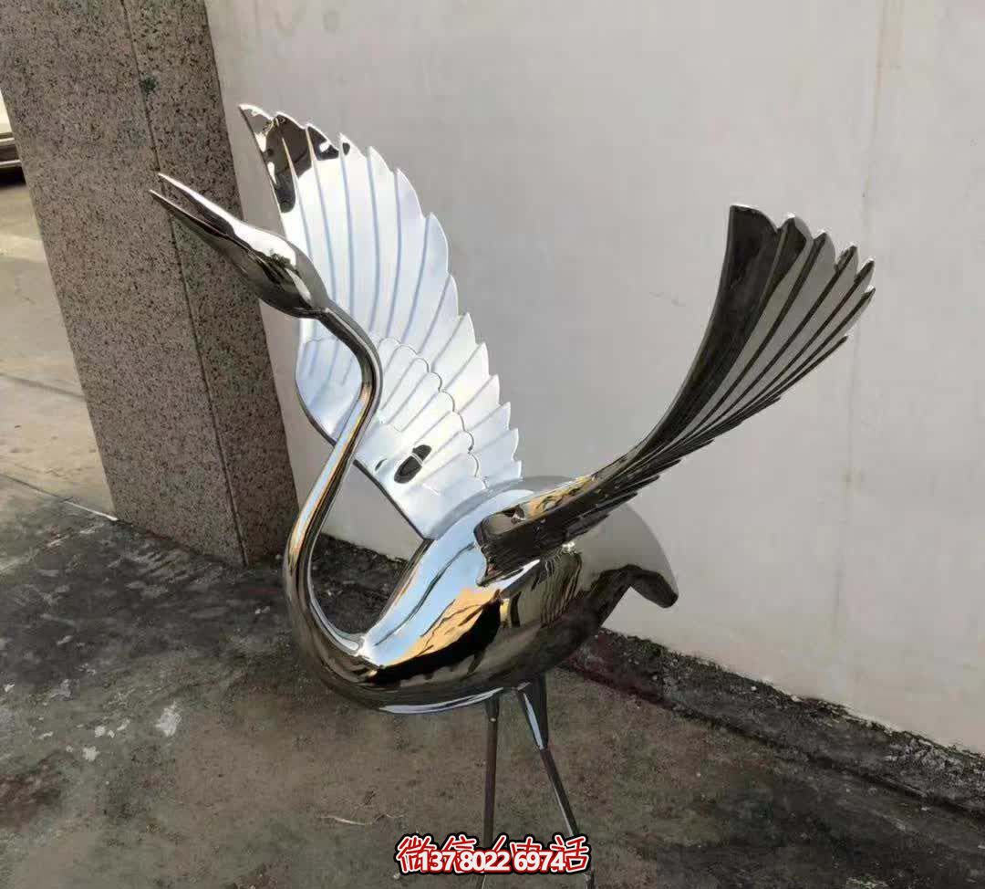 精致仙鹤不锈钢雕塑展翅鸣叫镜面发光