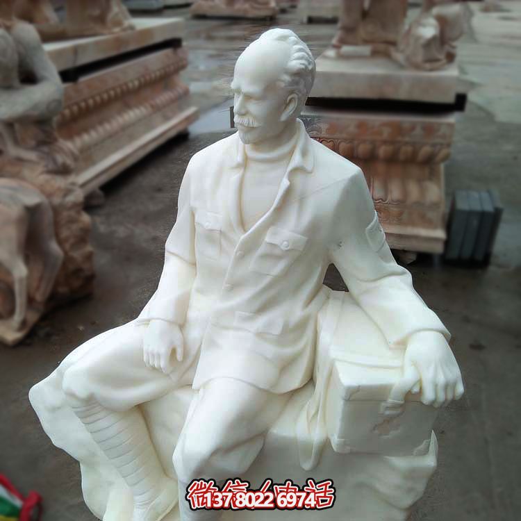 以白求恩精神为原型，汉白玉雕刻的护士坐姿雕塑