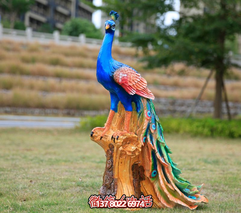 彩绘孔雀玻璃钢雕塑，为公园街道摆放添彩