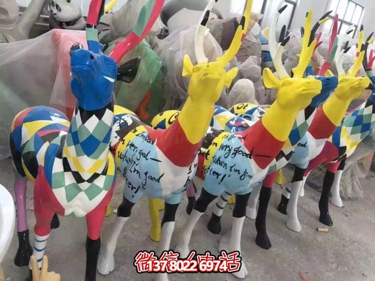 彩绘玻璃钢鹿雕塑，商场、儿童乐园风格摆件