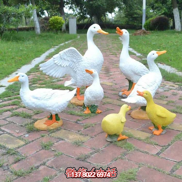 高品质仿真玻璃钢雕塑——用于园林和户外装饰的经典鸭子设计