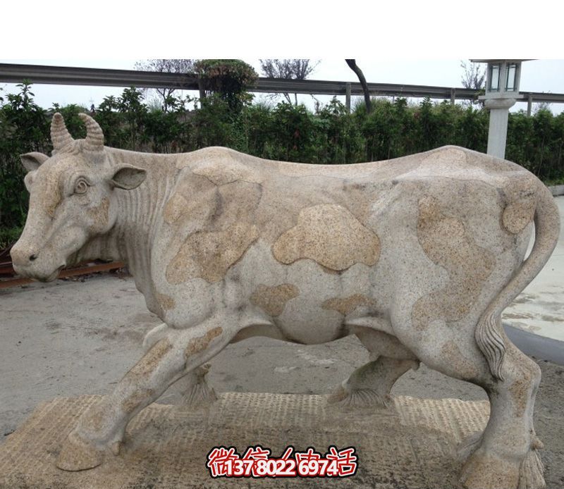 农场一只大号石雕牛雕塑