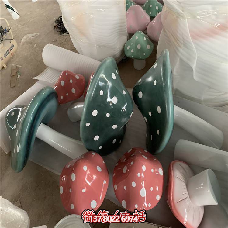 玻璃钢彩绘公园仿真蘑菇雕塑