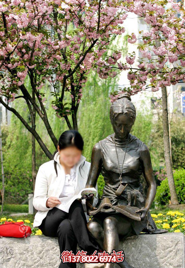 公园铜雕石凳上女孩的读书雕塑