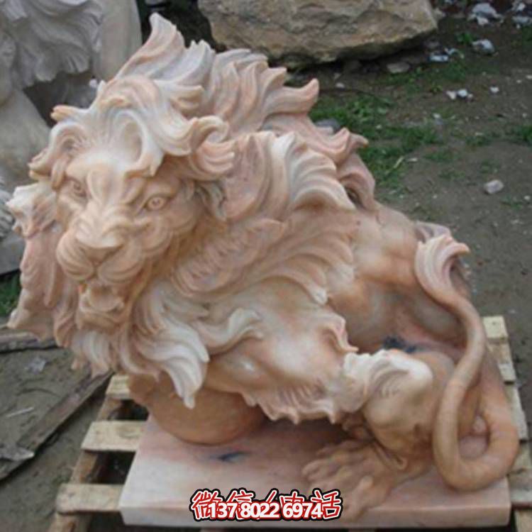 园林景观晚霞红石雕狮子雕塑