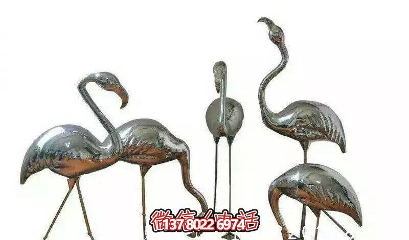 游乐场摆放一群不锈钢火烈鸟雕塑