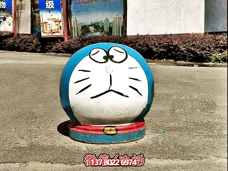 商场街边摆放卡通多啦A梦挡车球