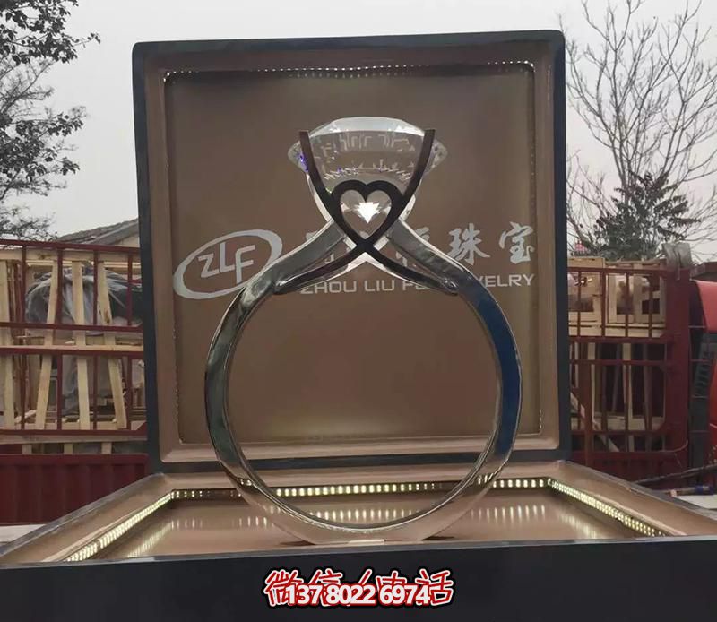 珠宝店门口摆放钻石不锈钢戒指雕塑