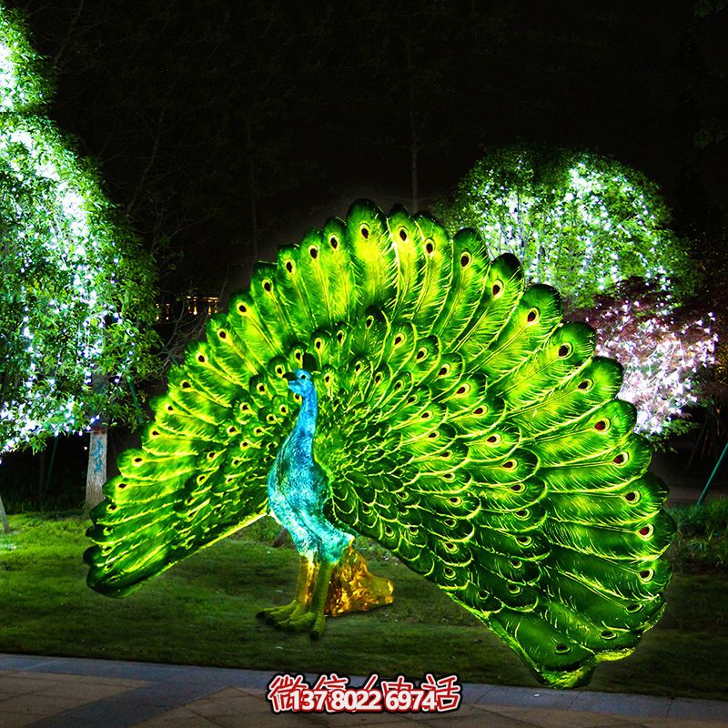 草坪上有一只骄傲的玻璃钢彩绘孔雀雕塑