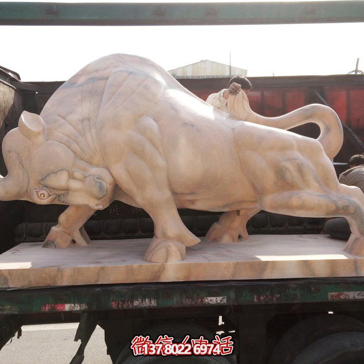 晚霞红华尔街牛雕刻摆件石雕牛气冲天十二生肖动物奋进雕塑