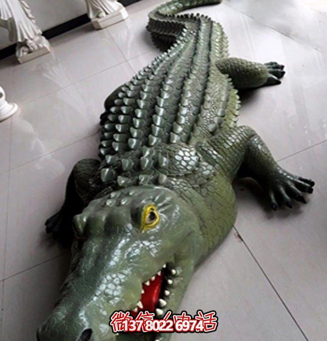 公园湖边摆放的玻璃钢创意鳄鱼雕塑