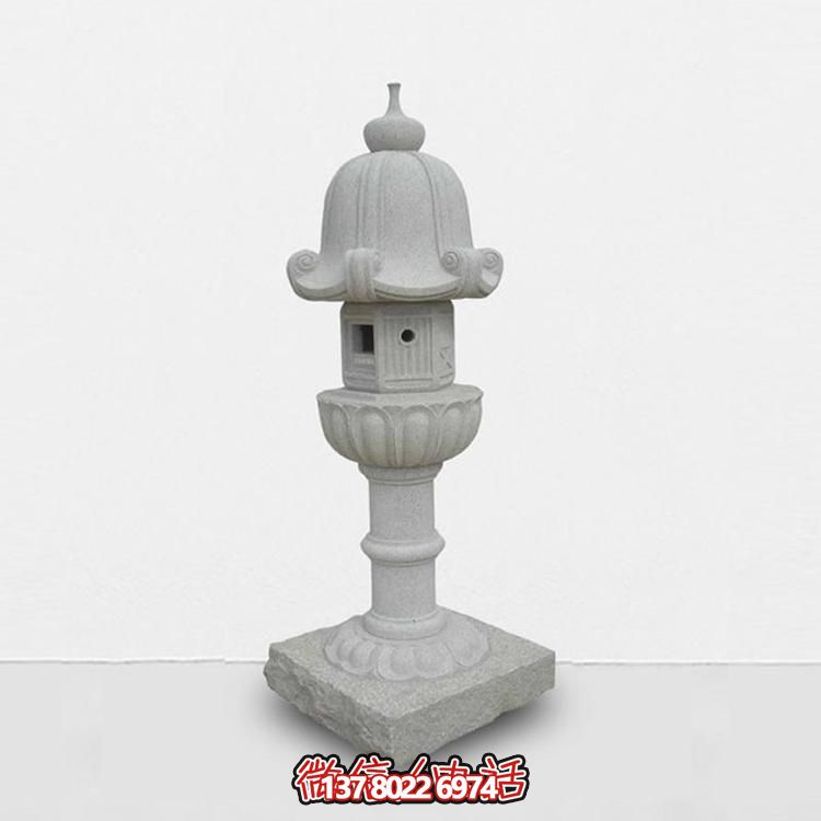 寺庙景区摆放青石雕刻仿古石灯塔