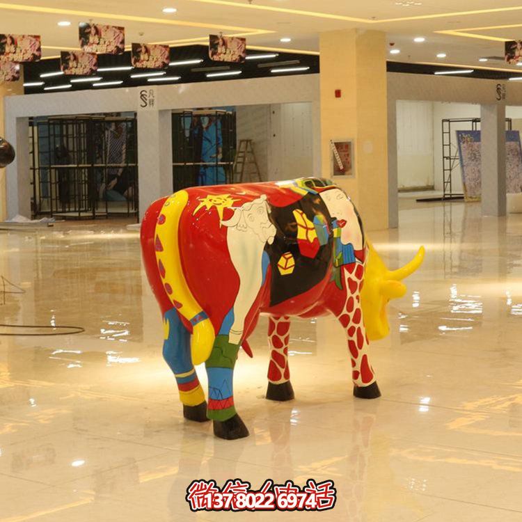 商场室内摆放大型玻璃钢彩绘牛动物小品雕塑